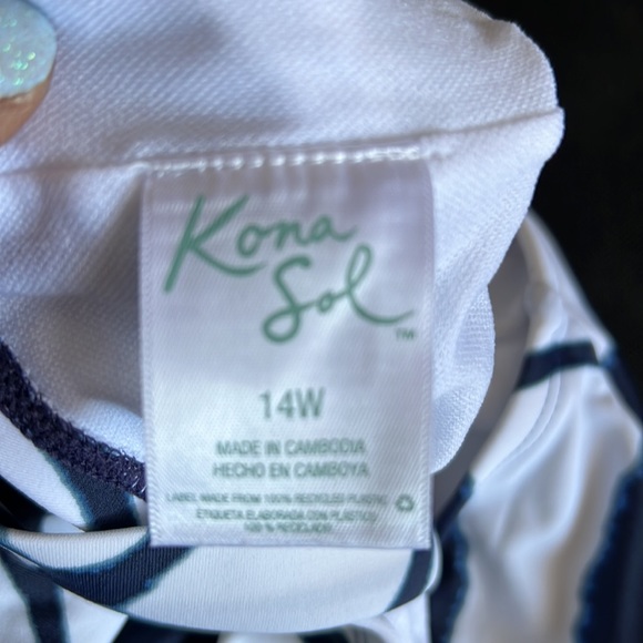 Kona Sol 1 piece swimsuit top size XL worn maybe twice - Picture 3 of 3